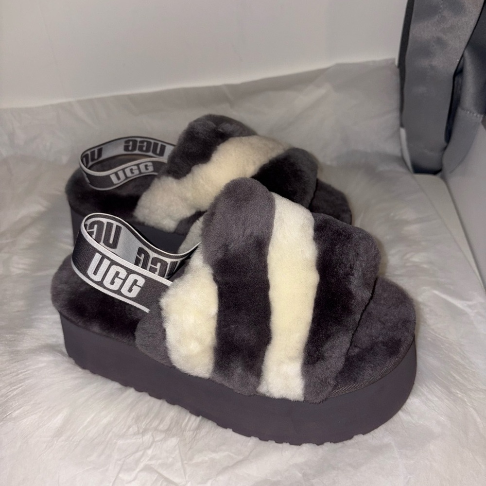 UGG Women Fluffy grey and white Sandals